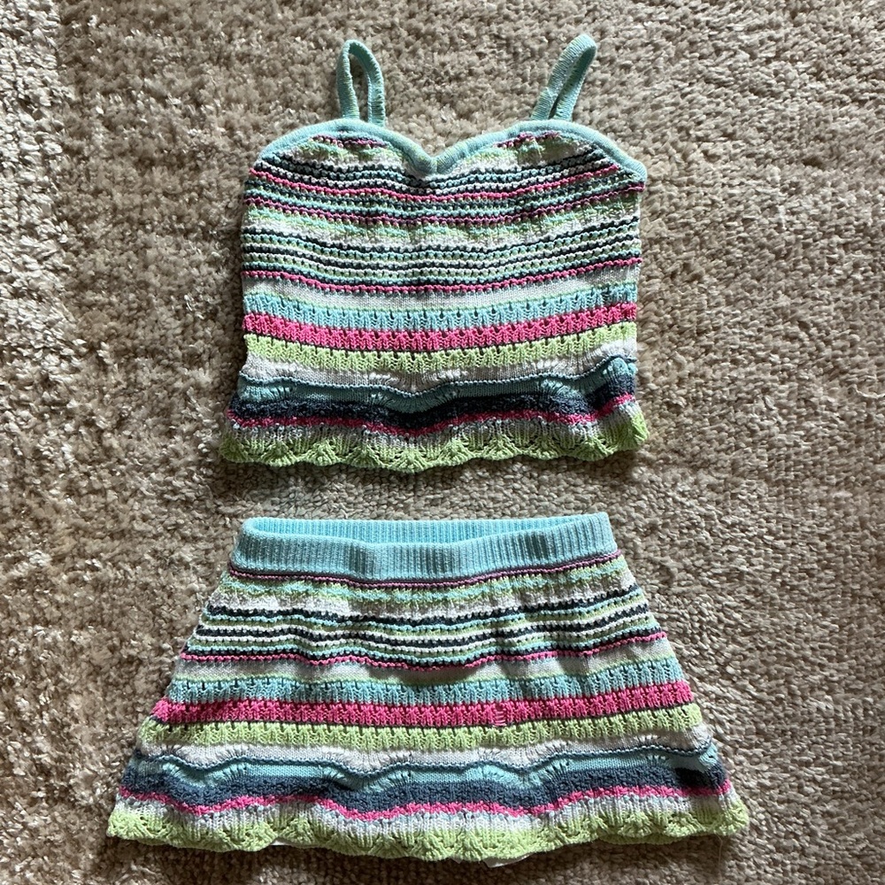 Design History Girls Small (6/7) two matching sets of knit crochet outfits